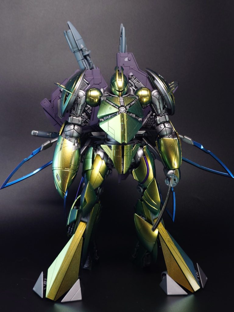 オリジナル要素として、ギンガナムなら人工的に月光蝶を再現しそうなので、擬似月光蝶のような羽を追加。また自身と同じく日本刀を装備させています。
