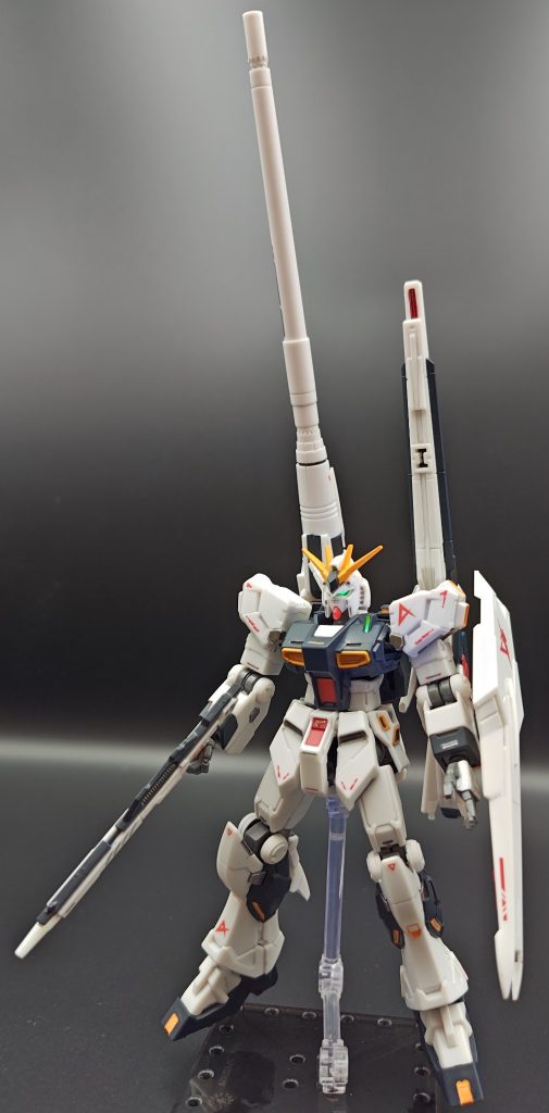 画像が縦に長過ぎですね。通常販売されたGフレームFAのνガンダムをベースにして、ゲームの機動戦士ガンダム U.C. ENAGEに登場した強化形態？としたプレバン限定品です。通常のνガンダムカラーのロングレンジ・フィン・ファンネル（LFF）と、ハイパーメガバズーカランチャー（HMBL）を背部に装備しています。通常のフィン・ファンネルはキットに付属していません。&nbsp;両肩に大砲。ある意味ガンキャノン。