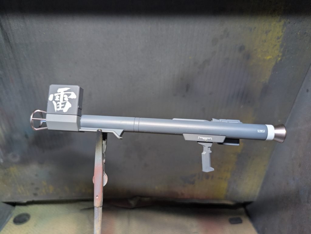バズーカです。プラボムカラーのウェポングレー1をメインに、メカサフやタミヤ缶スプレーのガンシップグレー2などグレー系統の色をテキトーにばらまきました。先端と後端はディスペイの水性カラーから茶金をチョイスしました。