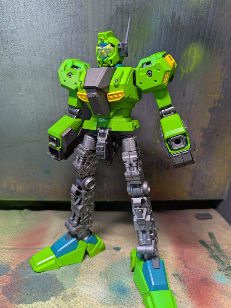 フレームを組み、自立させてみました。フレームは外装をかぶせたらほとんど見えないので、ガンメタサフ吹きっぱなしです。