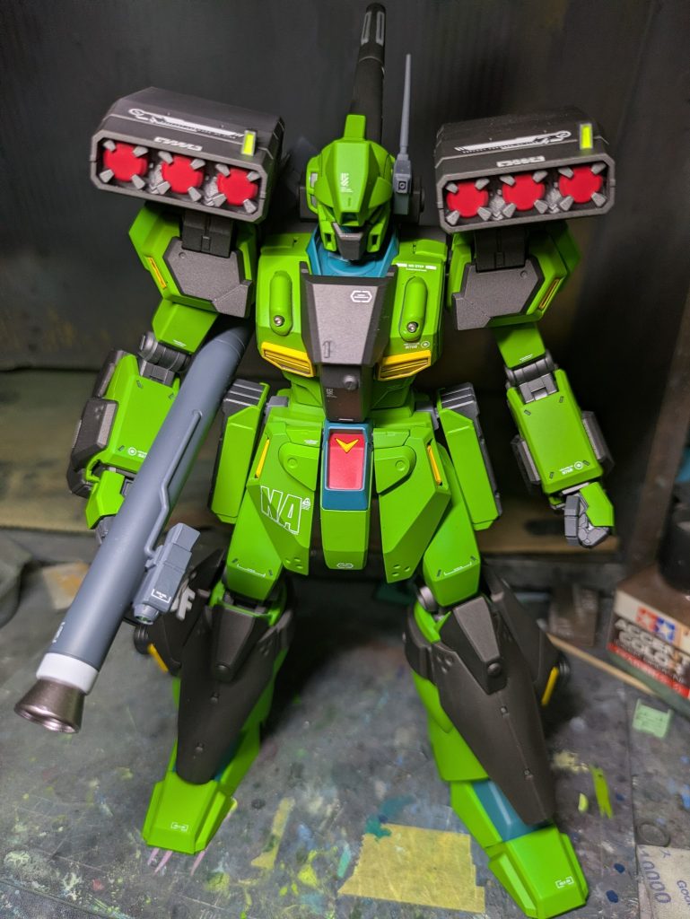 俯瞰です。胸のバルカンはハイキューパーツのガンマズルに換装してます。デカール類はキットのものに加えてアシタのデカールやハイキューパーツのものをランダムに使ってます。