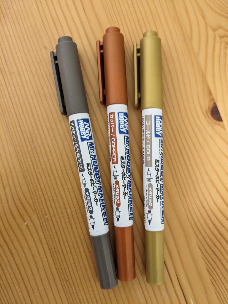 今回の「シゴデキ」ツール‼️ミスターホビーマーカーが大活躍😆‼️結構塗りやすい上に、はみ出しても消しペンで簡単にリカバリー可能。ガンマカの上からも塗れるので、今後もワンポイント塗装でガンガン使っていこうと思います😉‼️メタリックレッド、ブルー、グリーン等も出してくれないかな❓