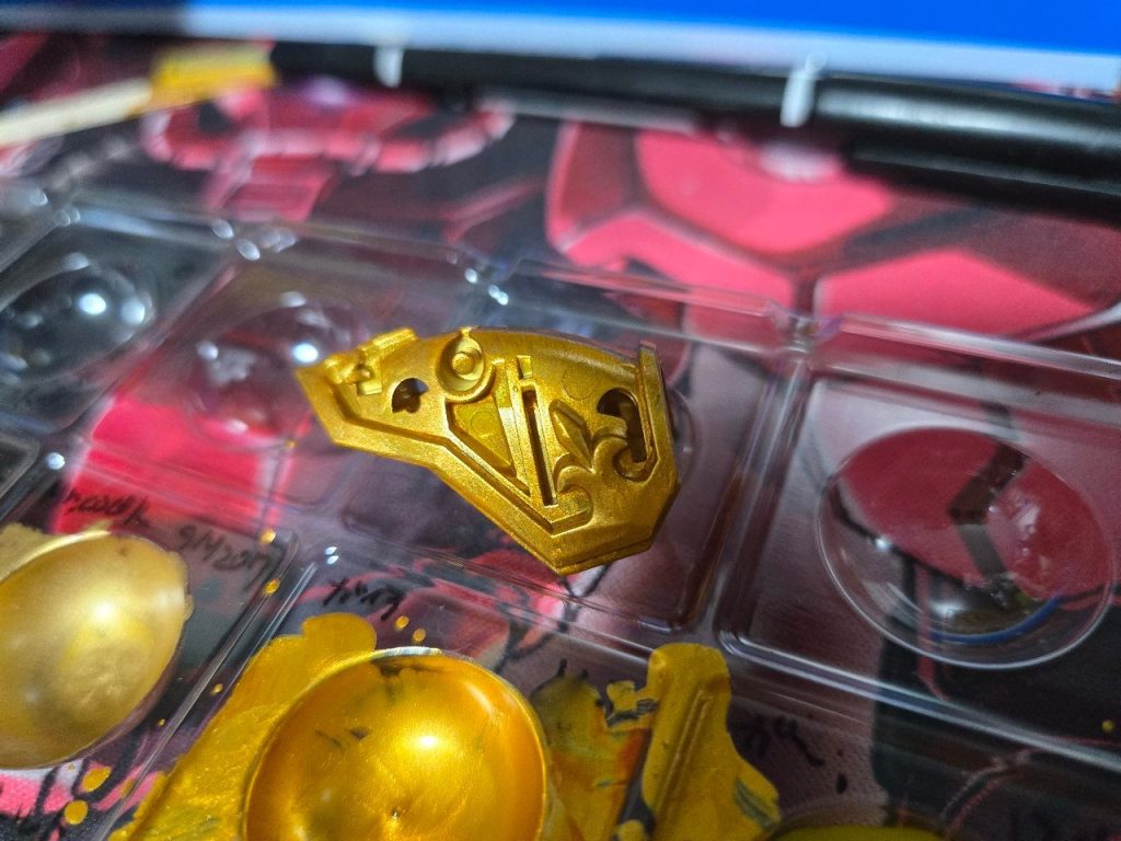 塗るつもり無かったんですけど、ウェルドラインのことを聞いて塗ることにしました。こっちのゴールドだけ塗りました(>ㅿ<;;)&nbsp;本体の白はホワイトパール。やっぱこれ一択でした。めっちゃきれいいいいいへっぽこ塗りですけどww