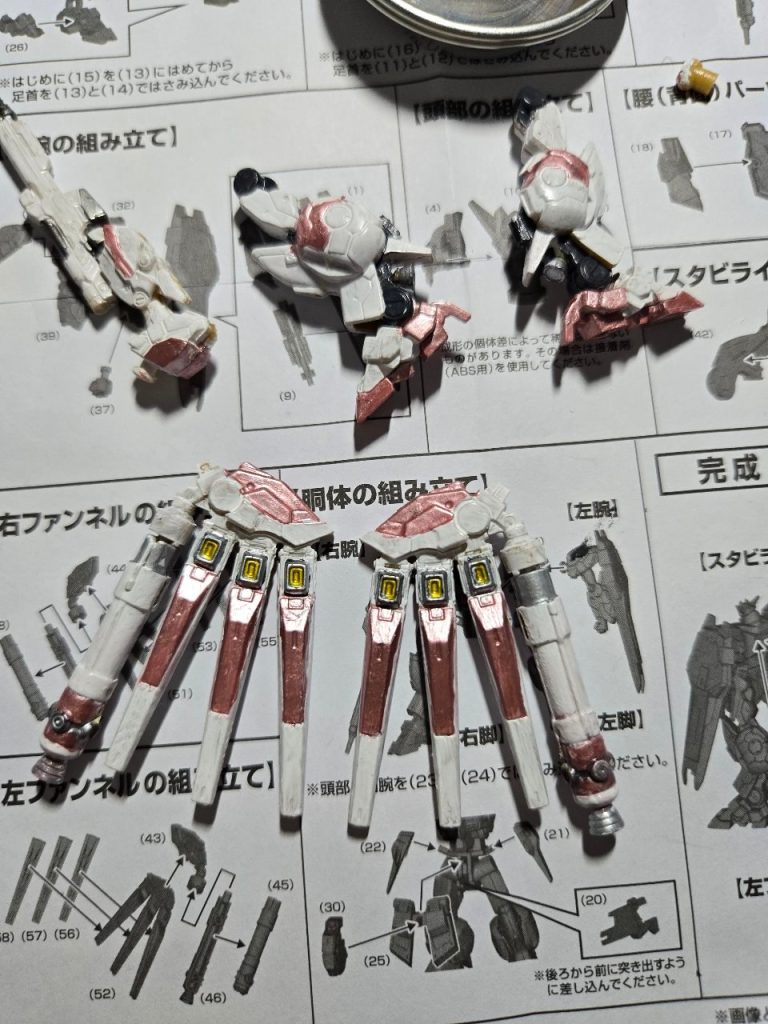 そうそう制作過程写真撮っていたので、ﾖｯｺｲｼｮこのあと筆洗い用の瓶を倒してしまい……大惨事www倒す前には……白の塗料を倒しザクのデスクマットに吸わせてしまう……やらかしをwww普通の白でよかった(え?)パールホワイトだったら泣いてましたwww
