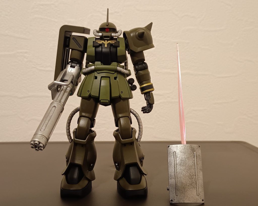 水性ホビーカラーでスポンジ塗り&アクリルガッシュでスミ入れカメラ越しだとオリーブドラブは茶色になるのね(zaku-kao4)肉眼だともうちょい緑ドラッツェ盾、いい感じに金属感出せて満足(gandam-hand1)