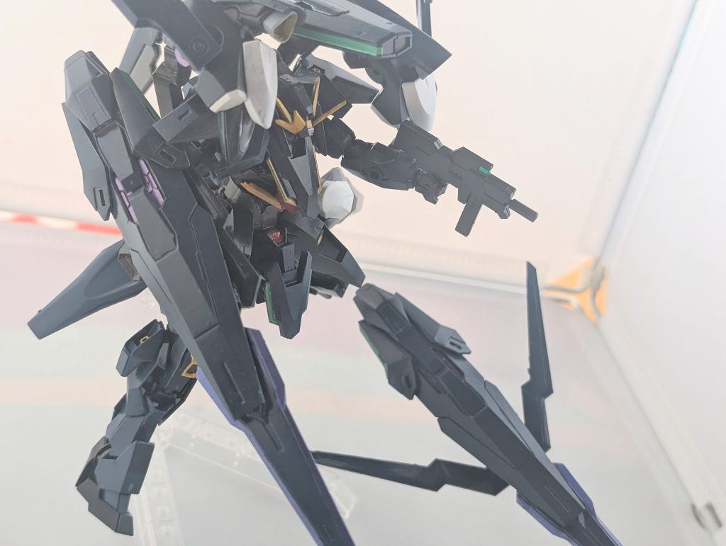 シールド・ガンビット&ガンヴォルヴァ用ビームライフルシールド・ガンビットはガンビット化したシールド・コンポジット・ブースターと思ってくれれば大丈夫です。ビームライフルはガンヴォルヴァのと一緒だけど肩に伸びるユニットにはファラクト由来のギガントブースター付いてるので素早く下がりながらの射撃も可能になってる