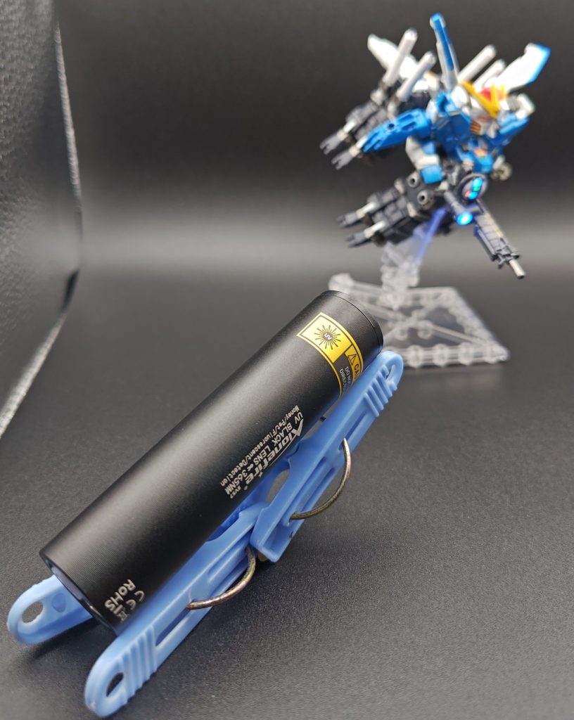 そして今回発明されたビコーン用の新兵器がレドームを照らします✨️今、名付けました！&nbsp;バサミ・ライト・スタンド（B.L.S.）‼️※ライトは別売りです&nbsp;ポイントとして、挟む部分は○ドットが並んでいるタイプ。噛み合う事により思ったより微調整可能（クリック関節的な動き）。今は改良され、滑り止めとしてライトに輪ゴムを巻いてます👍️ビコーンしている方々はどんな感じでUVライトを当てておられるのでしょうか…気になります😊