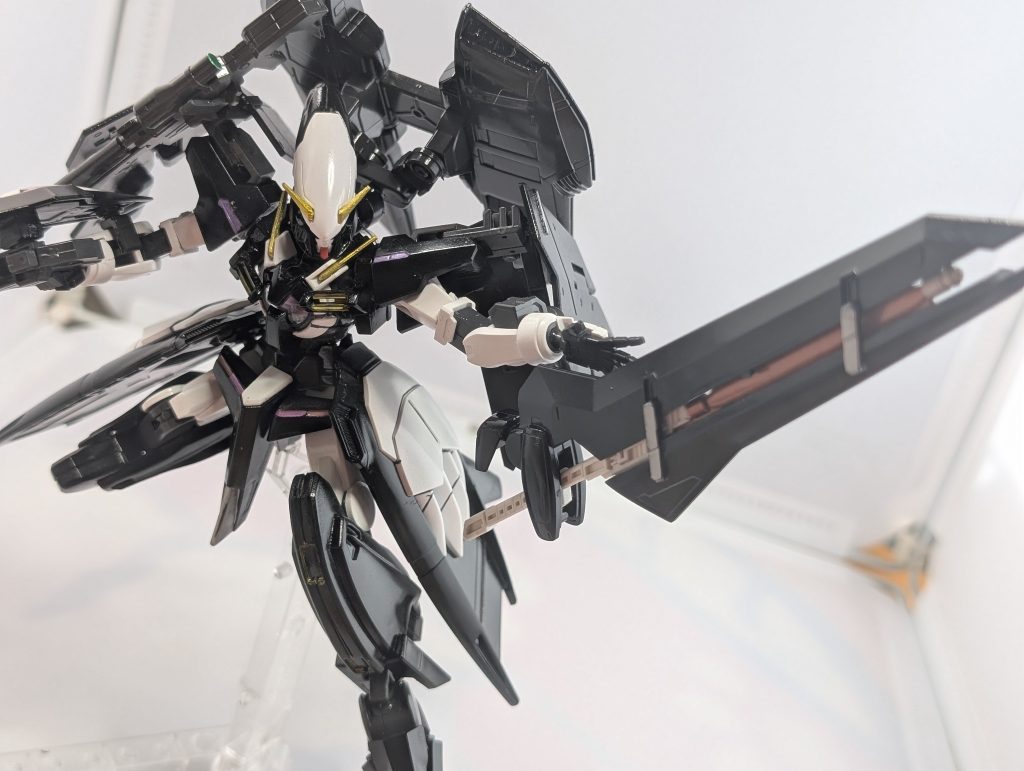 ツヴァイからGNバスターソードを、そしてライフルモード追加されておりアルケーガンダムの様に腕下にマウントして撃つ事が出来る