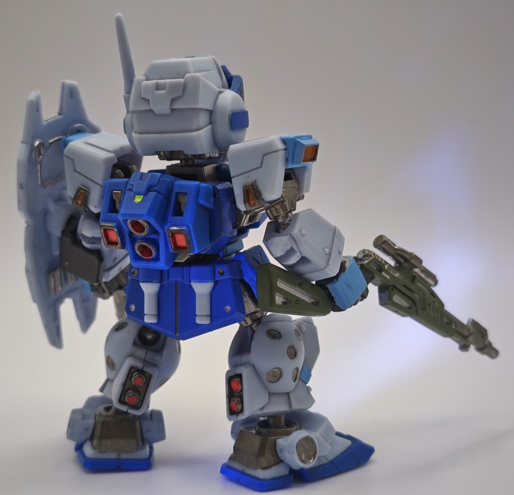 背面。肩アーマー横のスラスター？は市販パーツを貼り付けてディテールアップを狙いました。バックパック中央部は蛍光マーカー、バックパックと脚部のスラスターはガンマカのロイヤルメタレッドで塗装して発光狙いです。
