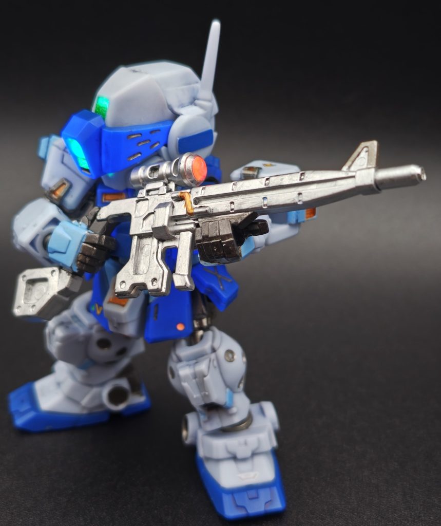 色味をどうするか決めきれず、ほぼ銀色の下地1色のままにしました。大きい銃はカッコいい。