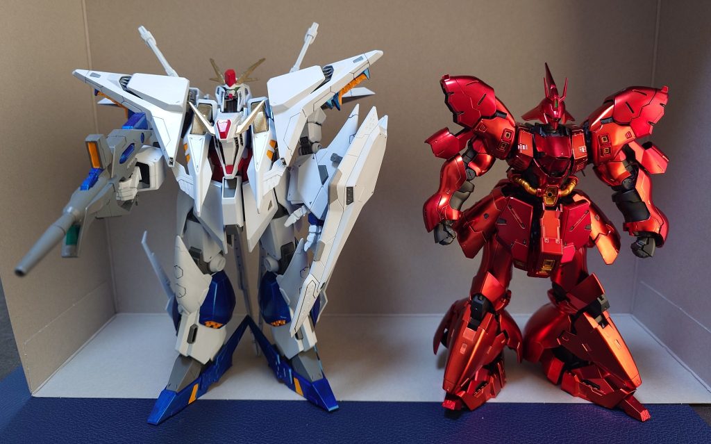 Ξガンダムとのツーショットです。サザビーの方はまだファンネルラックが無い状態ですが大きさの比較をしてみた時のです。