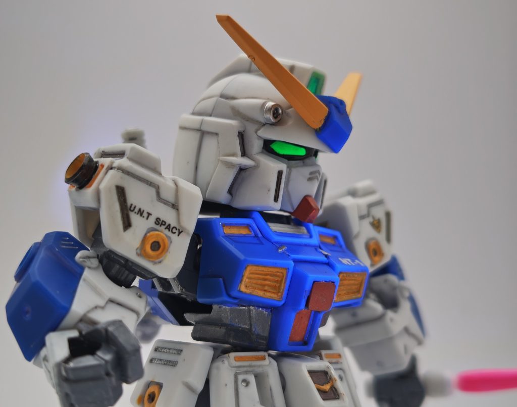 チョバムアーマー接続用の穴が両肩とコクピットハッチに開いているため、肩には追いバーニア、ハッチにはフタをしました。色々な意味でちょっと浮いています💦これまでに投稿された数々のモビジョのアレックス作品を参考にさせて頂きました。手軽に取外しできるよう、コクヨさんの「ひっつき虫」という粘着剤？で軽く留めています。