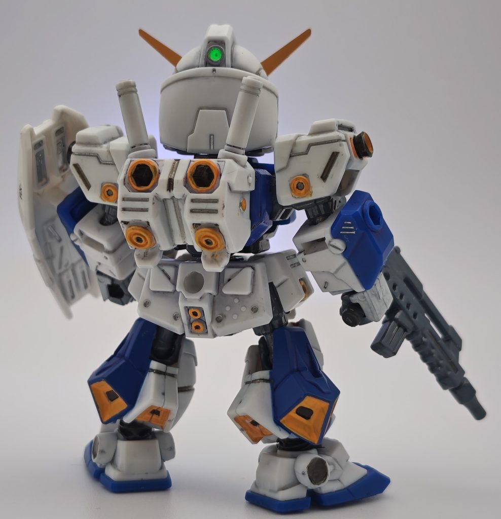 背面です。前後のメインカメラは百均テープ＋油性蛍光マーカー＋レジン、ツインアイは水性アクリルマーカーです。オレンジ色は2色のマーカーを重ね塗りして自分のイメージの色に近づけました。