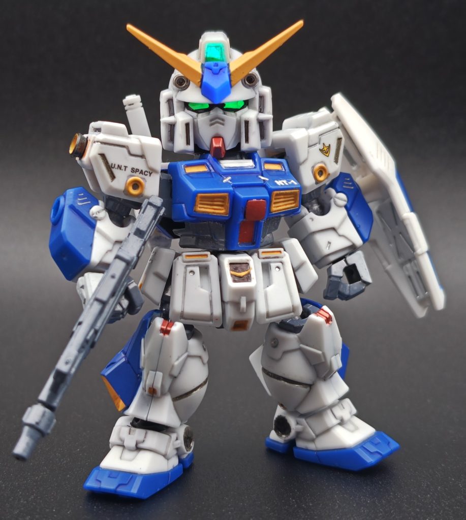 フレームは水性アクリルマーカーで塗装しました。外装はメラミンスポンジでツヤを抑えた後、リアルタッチマーカーをベタ塗りして少しの時間放置、ティッシュで拭ってから再度メラミンスポンジをかけてマーカー由来のツヤを無くしました。部分塗装は概ね水性アクリルマーカーで。スミ入れはコピックライナーです。デカールを少々貼っています。