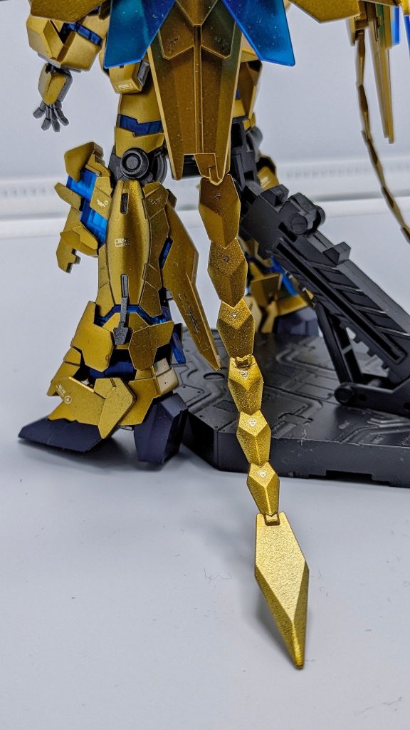 デカールはいつぞやに購入して使い所がないまま眠っていた、ガイアノーツの箔押しデカールを使いました。本体とはまた色味の違うゴールドで、いいアクセントになっています。