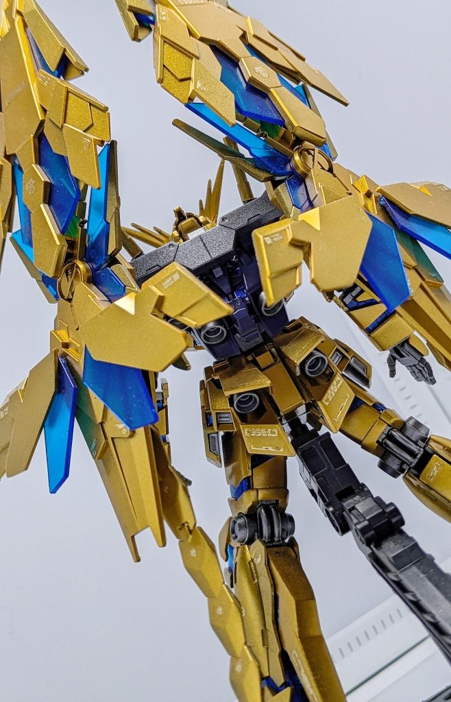 光に当たるとデカールの模様がキラッと浮き出て、超カッコいいです。ユニコーンは平面が多いのでデカールを貼るのが楽しいですね。