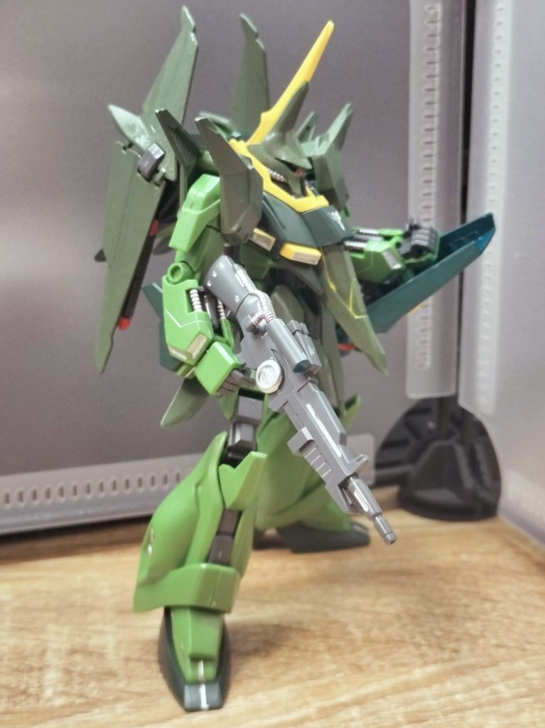 腕と下半身は成型色のままだ