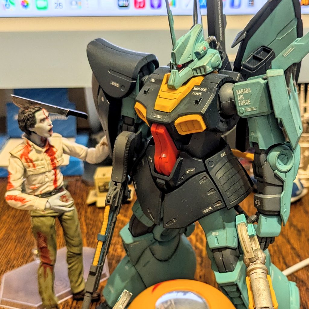 連邦、ジオン、どちらの系統とも言える様なフォルムが楽しい機体ですね。
