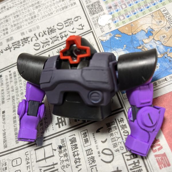 子供の頃からガンプラを作り始めて数十年、初めてスジボリとプラバンを使ってみました。スジボリは精度の低い安いタガネだと難しいですね。塗装は家中シンナー臭くなると家族に怒られるので、子供の使わなくなったアクリルガッシュを使っています。（5枚目）