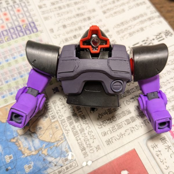 子供の頃からガンプラを作り始めて数十年、初めてスジボリとプラバンを使ってみました。スジボリは精度の低い安いタガネだと難しいですね。塗装は家中シンナー臭くなると家族に怒られるので、子供の使わなくなったアクリルガッシュを使っています。（2枚目）