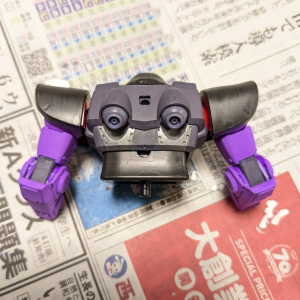 子供の頃からガンプラを作り始めて数十年、初めてスジボリとプラバンを使ってみました。スジボリは精度の低い安いタガネだと難しいですね。塗装は家中シンナー臭くなると家族に怒られるので、子供の使わなくなったアクリルガッシュを使っています。（3枚目）