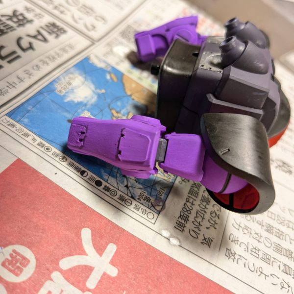 子供の頃からガンプラを作り始めて数十年、初めてスジボリとプラバンを使ってみました。スジボリは精度の低い安いタガネだと難しいですね。塗装は家中シンナー臭くなると家族に怒られるので、子供の使わなくなったアクリルガッシュを使っています。（4枚目）