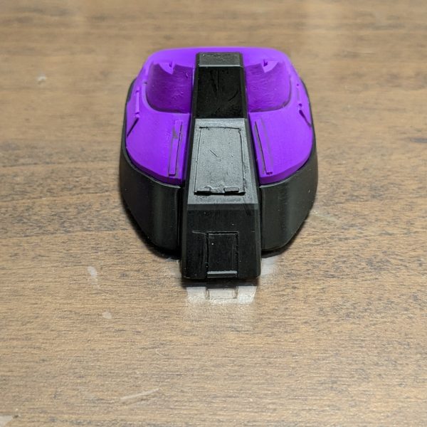 今日は足だけしか作ってません。ホバー機構のついた脚なので、点検ハッチ的なものをプラバンで貼ってます。気が向いたら夜中に太もも辺りをやっていきたいと思います。（2枚目）