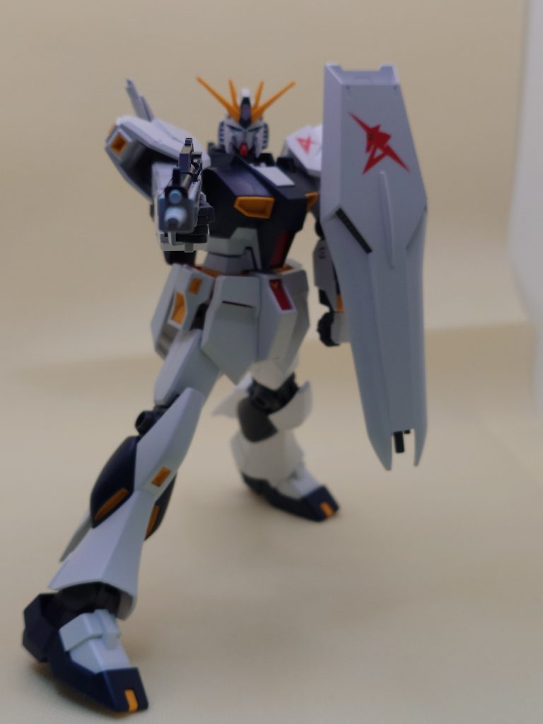 ポーズを付けて撮ってみましたがピンボケの上に構図もビミョーですね(gundam-kao5)νガンダム自体がカッコイイので助けられてますね。