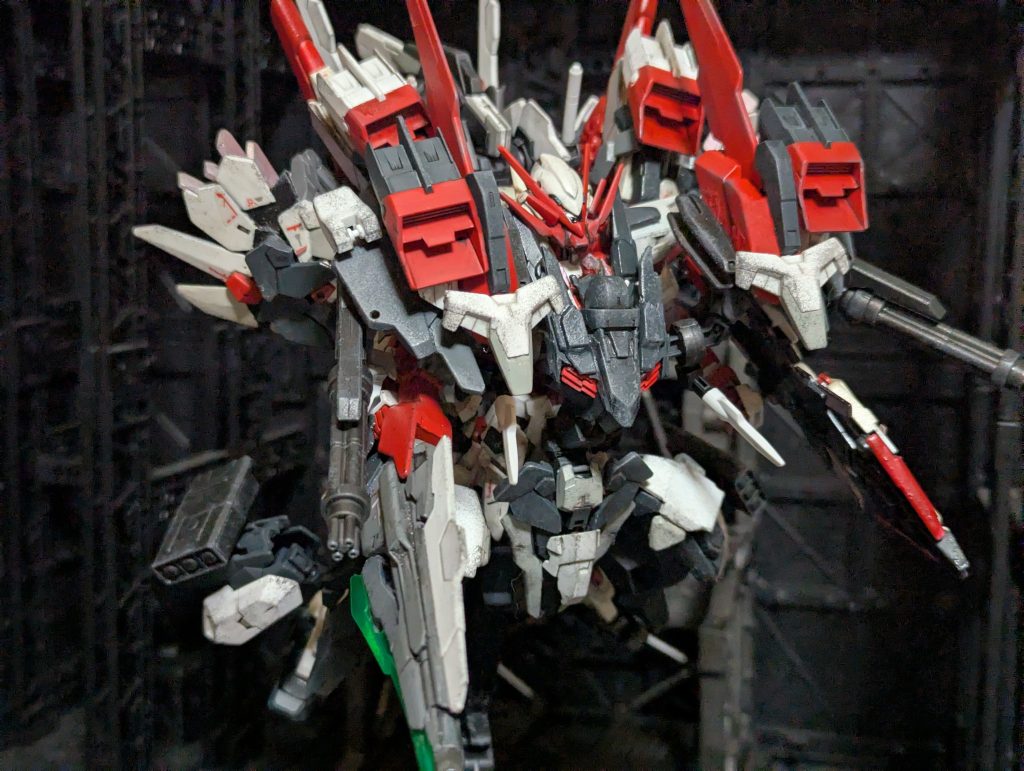 アイビスアストレイに重装フルアーマーを装備機体重量は三倍以上に増加したが、重装甲と重装備を追加された大出力のブースターで強制的に加速、敵陣に突撃。頭部にはメインカメラの保護とガンダムタイプであることを隠蔽する為のフェイスガードを装備。