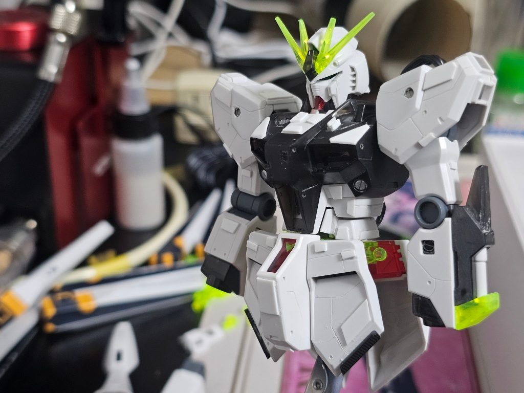 今回のνガンダムは一番くじのソリッドクリアを使用。クリアパーツ硬すぎてスジボリに時間かかりました💦