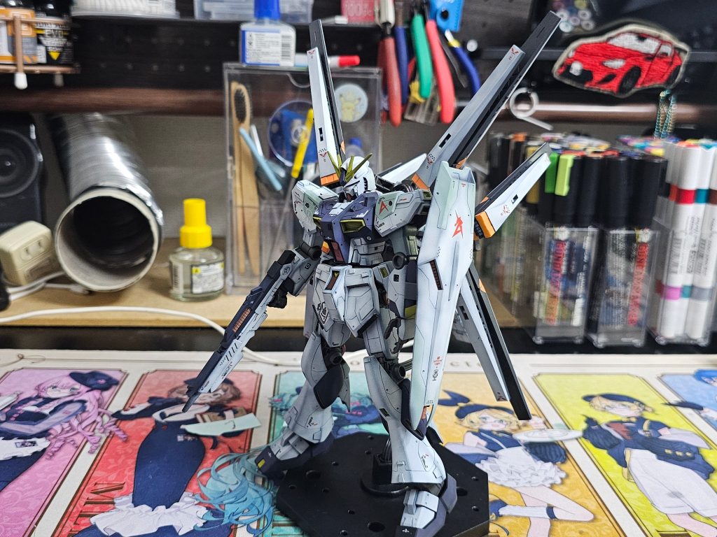 各部のディテールアップとライフルを少し改造。肩アーマーと背中にリード線で動力パイプぽく追加してみました。