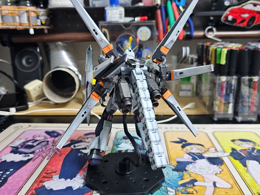 基本的にはそのままですがバックパックに万博ガンダムのグラスフェザーを改造したものにファンネルをくっつけました。グラスフェザーの汎用性高すぎですね✨