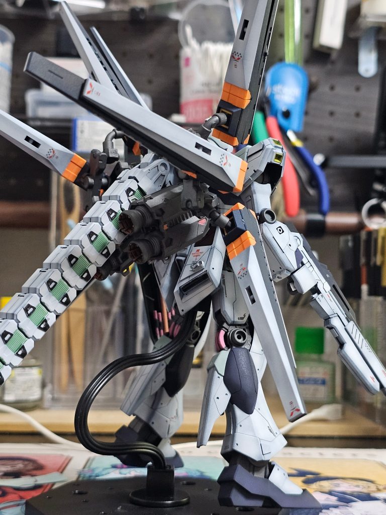 白は全てグラデーション塗装して黄色、赤は少しくすんだ濃いめ。フレームはガンメタとスターブライトアイアンで塗り分けました。