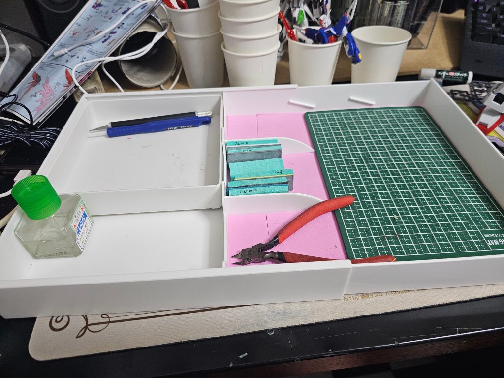 最近ダ○ソーで見つけた作業ケースです。元々はキッチン用でしたが伸縮出来るので持ち運び、展開出来るので愛用してます✨皆さんのオススメ道具等あったら教えてください✨