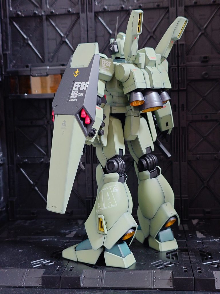 フレームはサーフェーサーEVOブラック＋ガンメタで半艶仕上げ、バーニアはメタルカラーアイアンですが、この塗料もう手に入らないとか？次からどうしよう…(-_-;)
