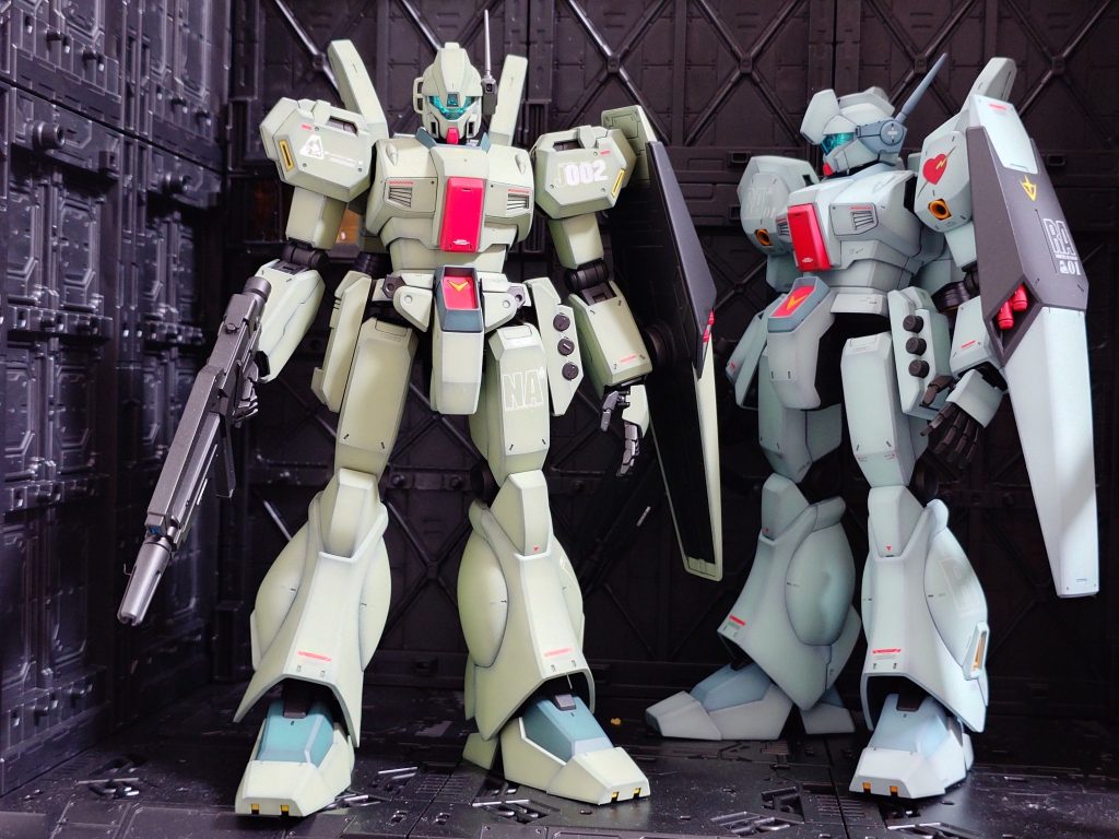 ノーマルジェガンと並べてみました。100均ジオラマベースにMG2体は狭いですね…(ToT)実はジェガンを3機同時に作ってまして、あと1機居ます。