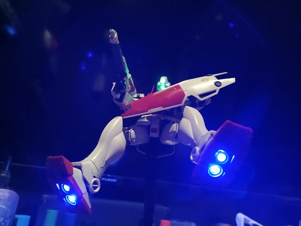 今回は宇宙空間戦闘をイメージして製作したので足裏バーニアも入れてます👍定番ブルー😁