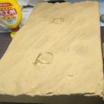 水溶き紙ねんどの隙間からブルーが見えてしまってるので、ダイソーのジェッソで隙間埋[…]