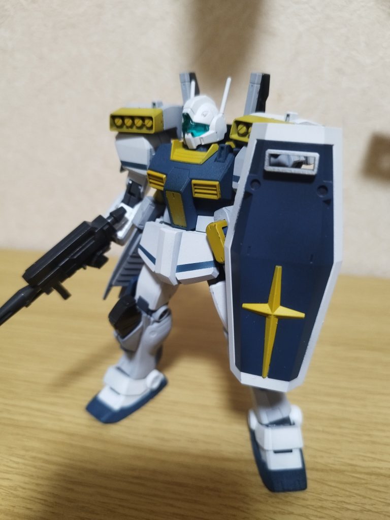 ジムⅢといえばこの肩の砲、腰の砲、が印象的な機体なんですよね〜、そしてガンダムまーくとぅと同じバックパックが装備されていてかなりフル装備近い機体