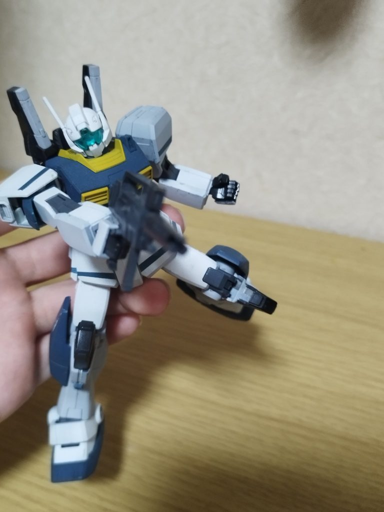 今回はグラデーション塗装を行いました。自分の専用機にする時のカラー、黄色、白、濃いめの青で調色、塗装しました。
