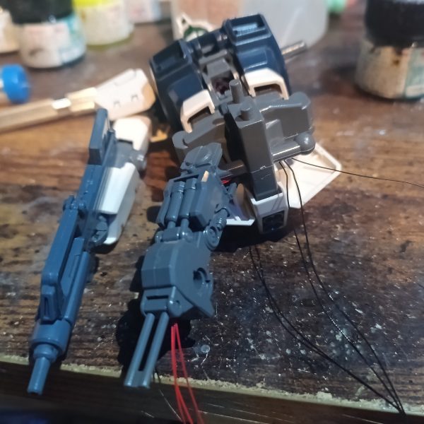 脚部のフレームはなんか組んだ事あるような気がすると思ったらRX-78のver.Kaの流用ですね☝️前回どんな配線か全く覚えてませんでしたが、うまく配線出来ました😅💦（5枚目）