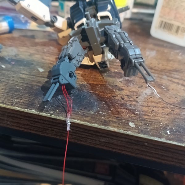 脚部のフレームはなんか組んだ事あるような気がすると思ったらRX-78のver.Kaの流用ですね☝️前回どんな配線か全く覚えてませんでしたが、うまく配線出来ました😅💦（6枚目）