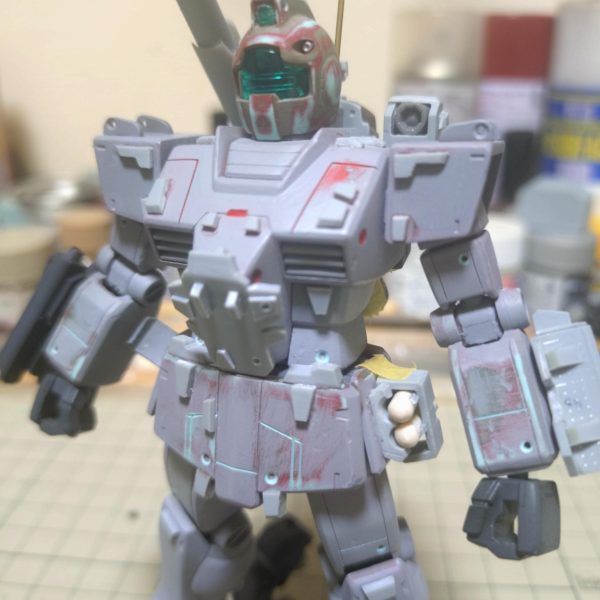制作はほぼ完了❗️コックピット周りに追加装甲と腰にグレネードを追加。バックパックは推進力🆙させてます。茶色いパーツはリーオーのパラシュートパックです。塗装に移りたい所ですが、今週も雨模様…………😭（2枚目）