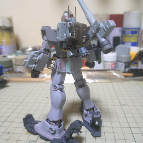 制作はほぼ完了❗️コックピット周りに追加装甲と腰にグレネードを追加。バックパックは推進力🆙させてます。茶色いパーツはリーオーのパラシュートパックです。塗装に移りたい所ですが、今週も雨模様…………😭（4枚目）