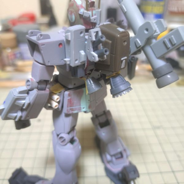 制作はほぼ完了❗️コックピット周りに追加装甲と腰にグレネードを追加。バックパックは推進力🆙させてます。茶色いパーツはリーオーのパラシュートパックです。塗装に移りたい所ですが、今週も雨模様…………😭（3枚目）
