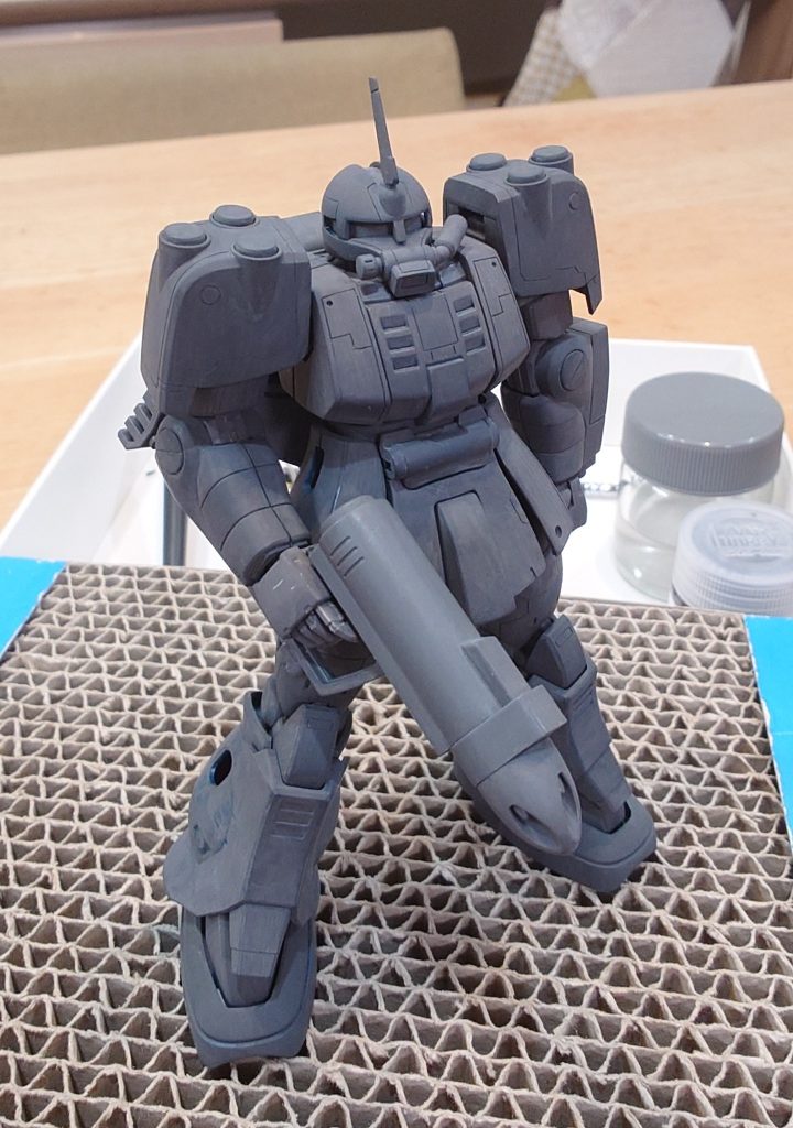 アクリジョンベースカラーを筆塗り。サフ吹いた程度の薄塗りを意識して塗布。コレが後に何度もリタッチする地獄の入り口となります。