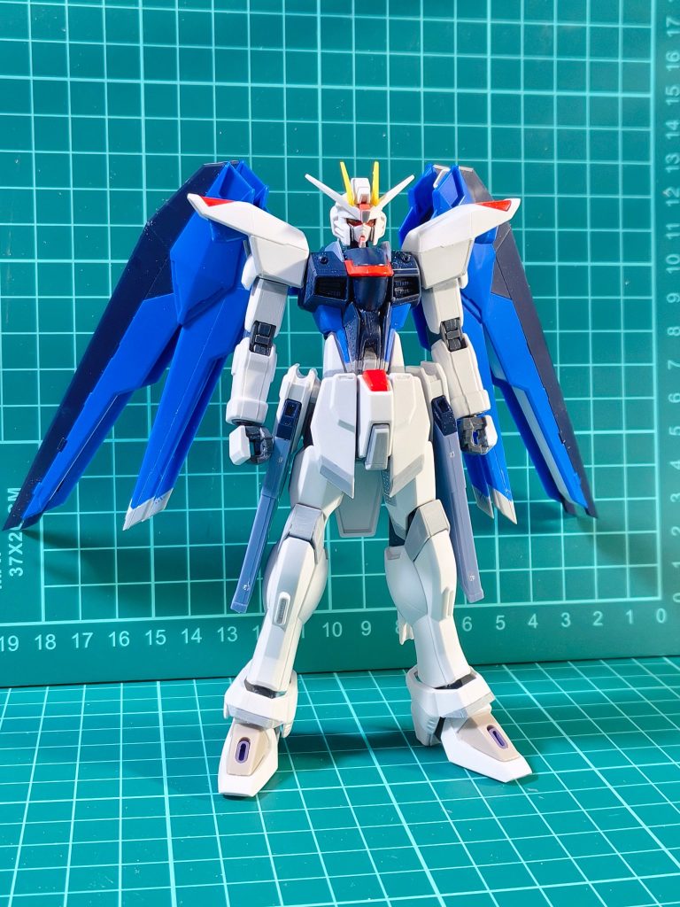 塗装前首1mm、胴体3mm、上腕2mm、太もも2mm、足首2mm延長しています翼は下翼を8mm延長。上翼は先端を加工してリマスター版の作画に合わせています。肩もアウトラインをリマスター作画に寄せています。腰のレールガンは接続をボールジョイントに変更してハの字に開けるようにしました。
