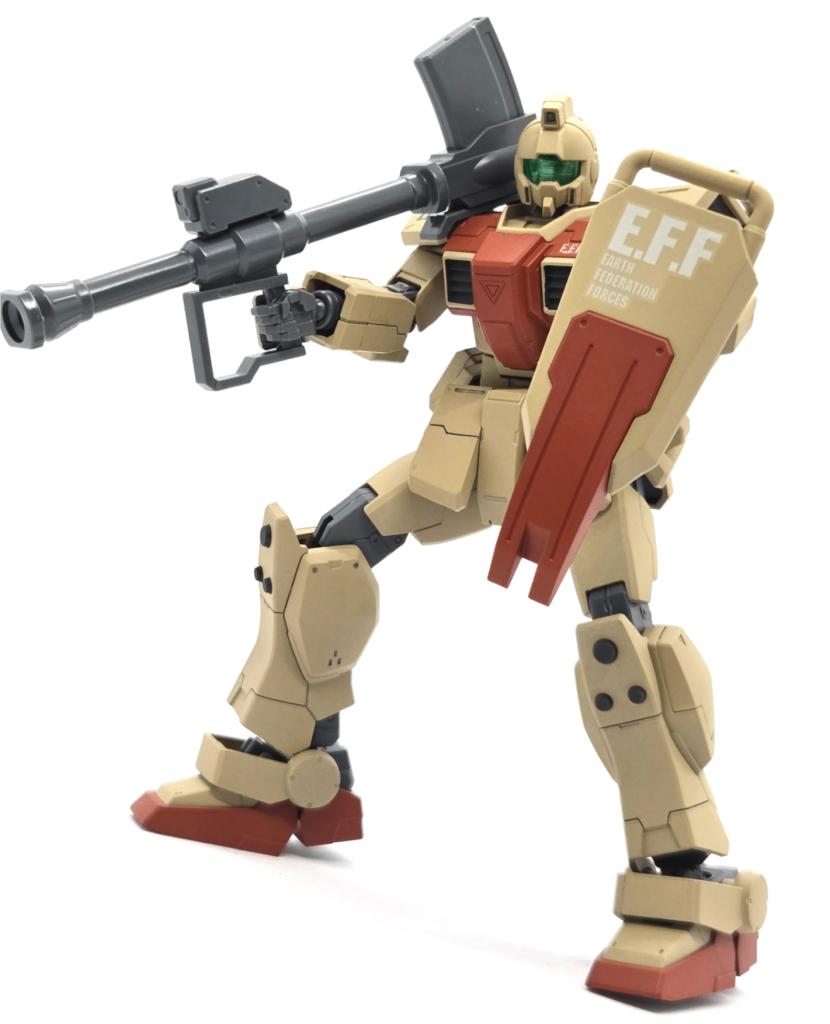 シールドを構えて撮影。E.F.S.F.(地球連邦宇宙軍)のデカールはよく売ってますが、E.F.G.F.(地球連邦陸軍)のデカールが売ってなかったのでE.F.F.のデカールで妥協。そもそもE.F.G.F.のデカールが入ってるガンダムデカールって今販売されているんだろうか…？