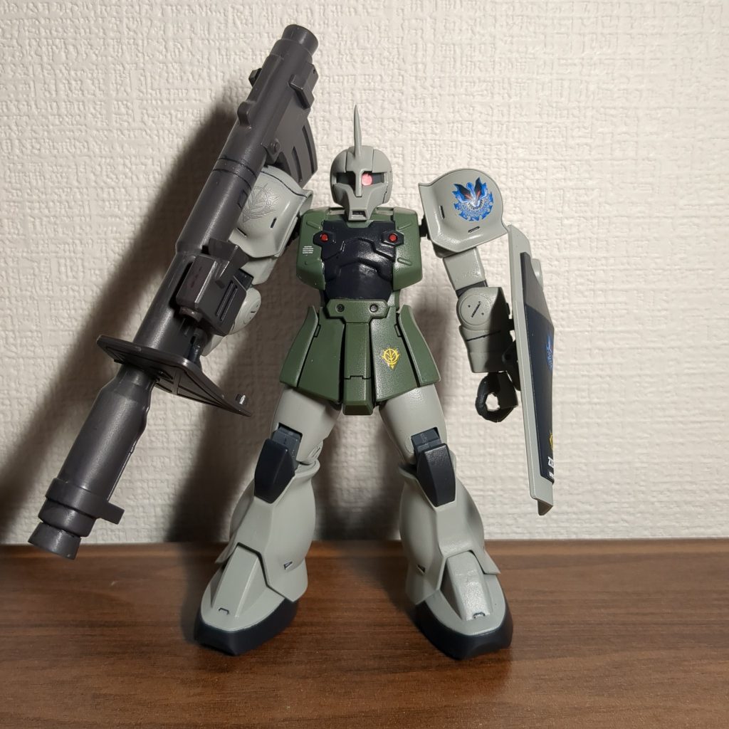カラーリングですが、主にラッカースプレーです。Mr.カラーの灰色9号、クレオスのガンダムカラースプレーMSディープグリーン、部分塗装にシタデルカラーを使ってます。ボディ付近のコントラストが強めになってます。