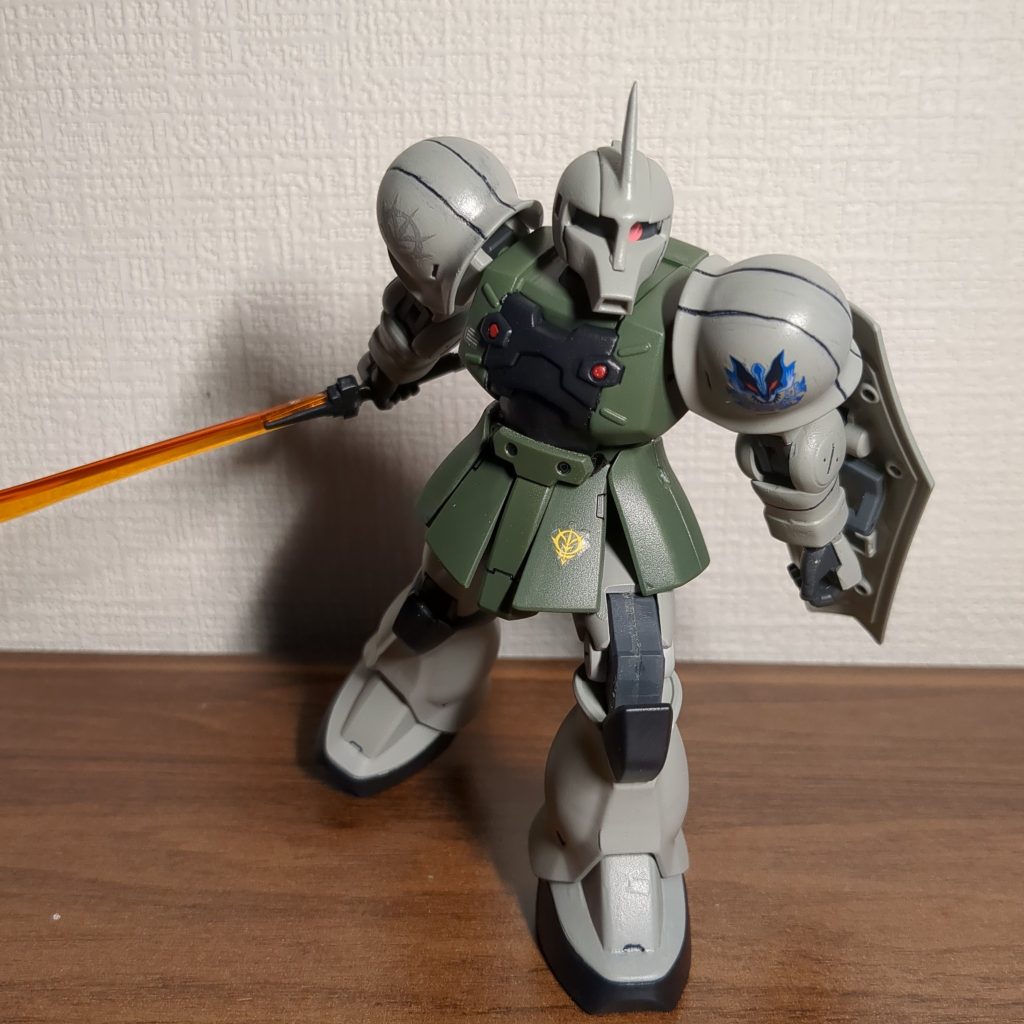 以前練習版として作ったものに続いて、肩アーマーのスジボリに挑みましたが、やはり上手くいきません。納得がいくまでトライアンドエラーが鉄則かと思いますが、妥協してしまいました。ザクIのストックが沢山あるので、ゲラートザクは今後も定期的に練習・アプデしたいと思います。ちなみに角度が付いてると目立ちませんが、アンテナも僅かに歪んでいます…何でこうなったんだろう。